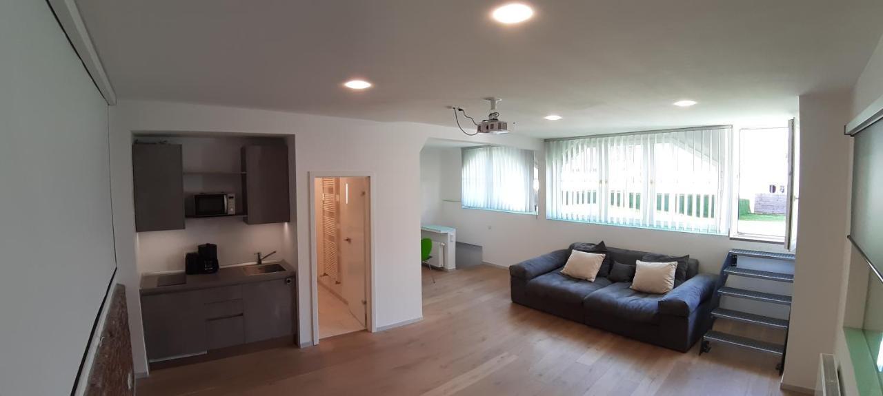 Modern Und Ruhig In Wuppertal Mit Heimkino-Beamer! Top Ausstattung Und Privatparkplatz An Der Unterkunft Esterno foto